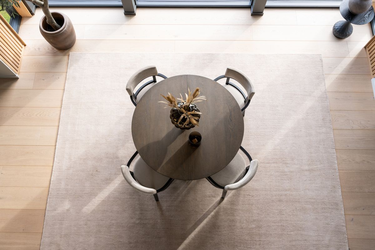 Noor rundt spisebord ø135 (235) med 2 tilleggsplater (røkt eik)